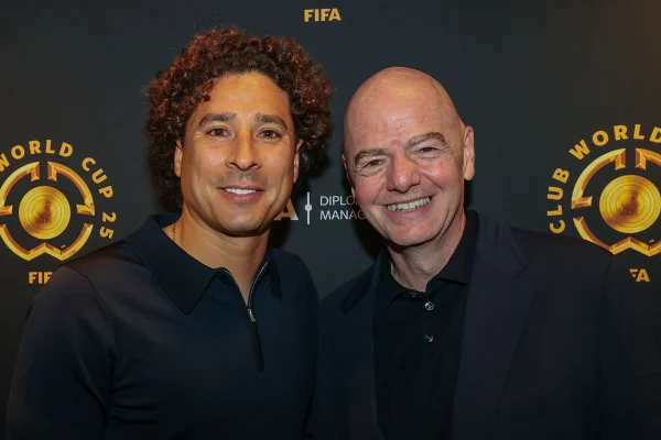 Presidente da Fifa faz homenagem a Guillermo Ochoa, goleiro mexicano