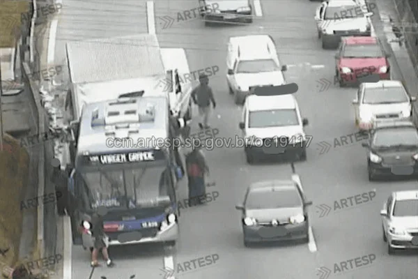 Imagem colorida de acidente entre ônibus e caminhão na Raposo Tavares - Metrópoles