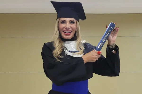 Ex-rainha de bateria, Ângela Bismarchi se forma em psicanálise