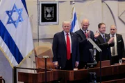 ERUSALÉM – 13 DE OUTUBRO: O presidente dos Estados Unidos, Donald Trump, chega para discursar na Knesset, o parlamento de Israel, acompanhado de Amir Ohana, presidente da Knesset israelense, e do presidente israelense Isaac Herzog, em 13 de outubro de 2025, em Jerusalém.