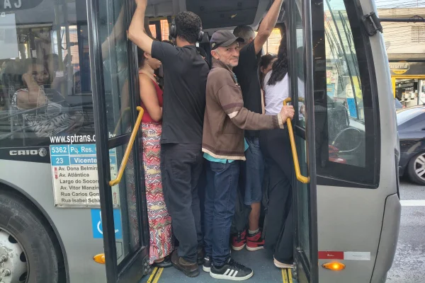 Imagem mostra ônibus em SP- Metrópoles