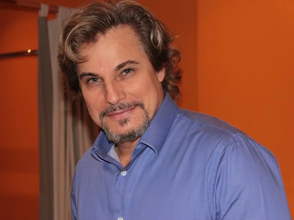 Foto colorida de Edson Celulari de camisa azul - Metrópoles