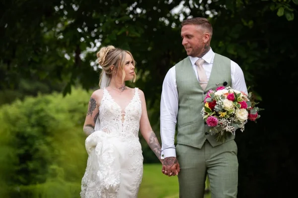 Foto do casamento de homem com câncer no intestino - Metrópoles