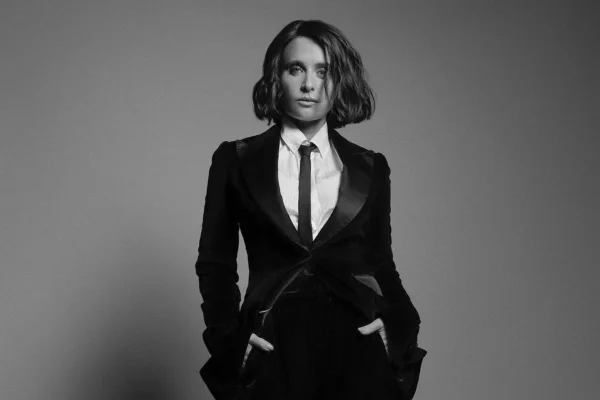 Fotografia preto e branco de uma mulher com cabelo curto e terno | Angélica | Metrópoles