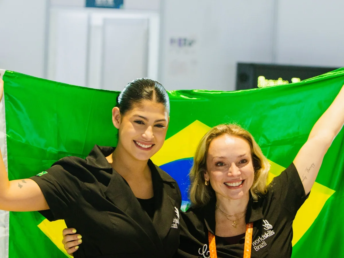 Brasileiros comemoram premiação na WorldSkills Shanghai 2026 Brasileiros comemoram premiação na WorldSkills Shanghai 2026