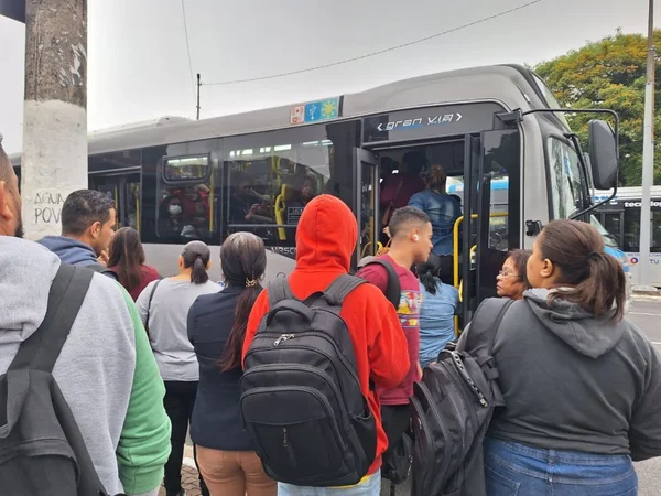 foto colorida de ponto de ônibus lotado perto da estação Jabaquara em meio à greve do Metrô e da CPTM - Metropoles
