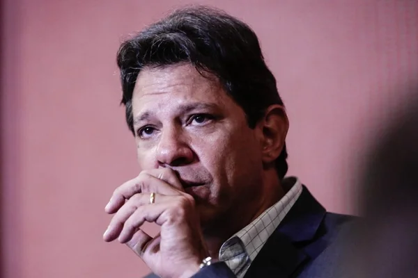 Haddad incorpora propostas de aliados e se mantém hostil aos bancos