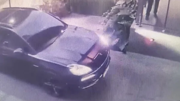 Porsche entrando em garagem