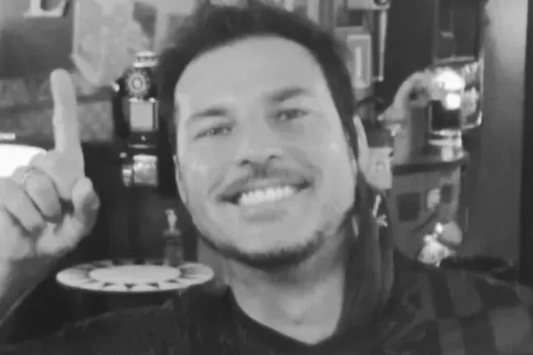 Foto preta e branca de ex-Dominó Klaus Hee - Metrópoles