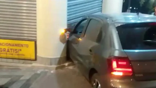 Motorista embriagado bate carro em loja, ri, canta e debocha de acidente