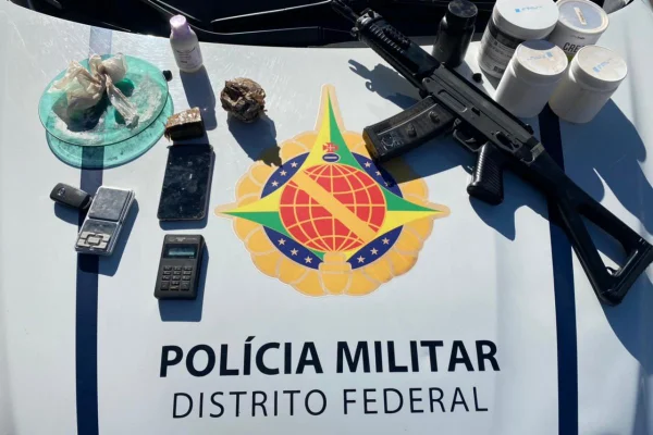 Briga por venda de carro leva PMDF a prender dupla com fuzil falso e cocaína