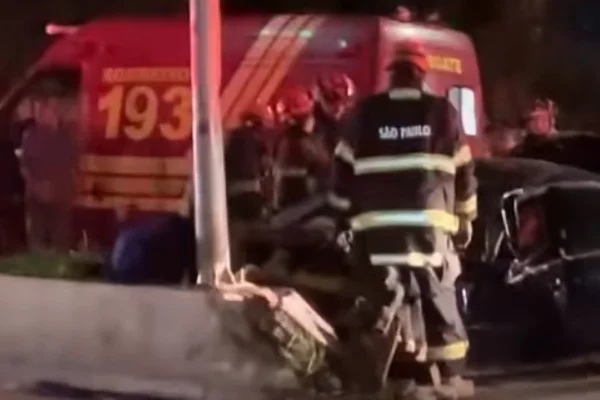 Imagem colorida de acidente. Metrópoles