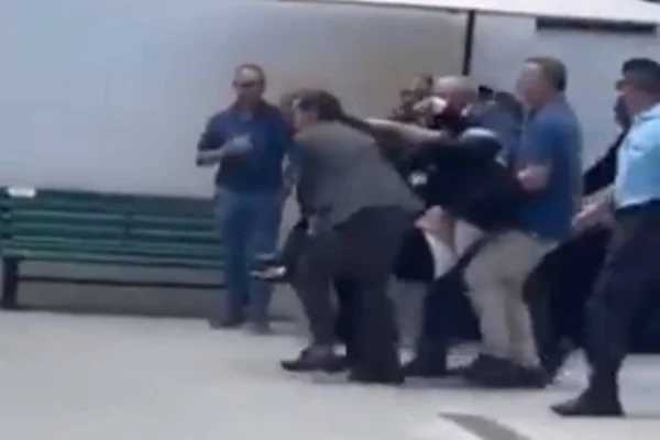 Foto colorida do momento em que o presidente de Portugal é carregado após passar mal - Metrópoles