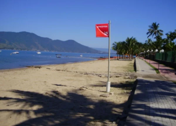 Imagem colorida mostra a praia de Itaquanduba, em Ilhabela, litoral norte de São Paulo - Metrópoles