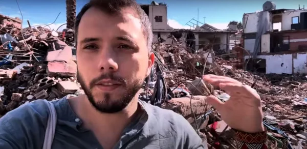 Imagem colorida mostra o ativista e internacionalista Thiago Ávila local bombardeado no Líbano - Metrópoles