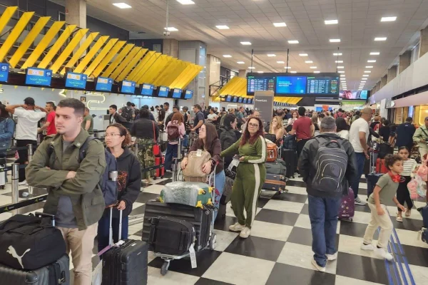 Passageiros dormem no Aeroporto de Congonhas após cancelamento de voos - Metrópoles