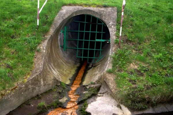 A inspeção de redes de esgoto tradicionalmente exige que trabalhadores desçam em ambientes perigosos, enfrentando riscos como gases tóxicos, estruturas instáveis e condições insalubres. Metrópoles