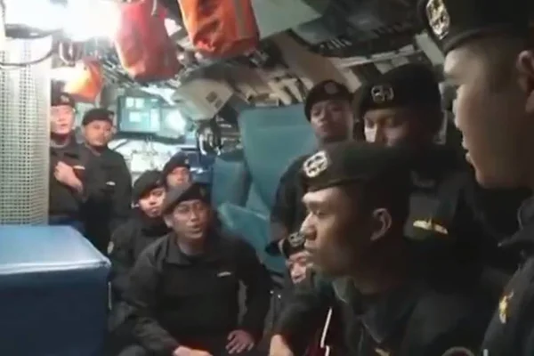 Tripulação de submarino se despede do comandante