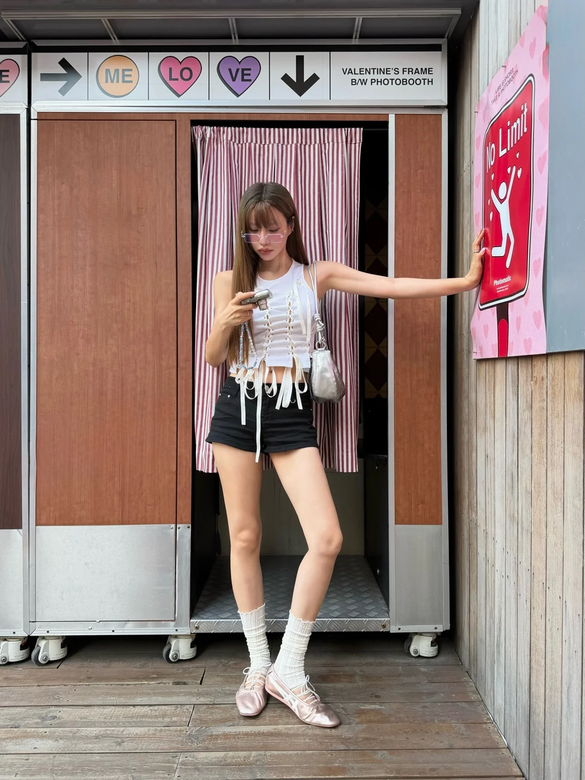 O modelo combina com shorts mais curtos e blusas detalhadas O modelo combina com shorts mais curtos e blusas detalhadas