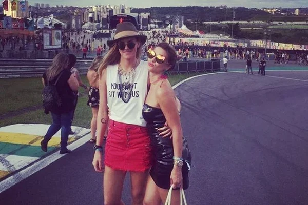 Mari Steinbrecher, do vôlei, beija muito durante o festival Lollapalooza