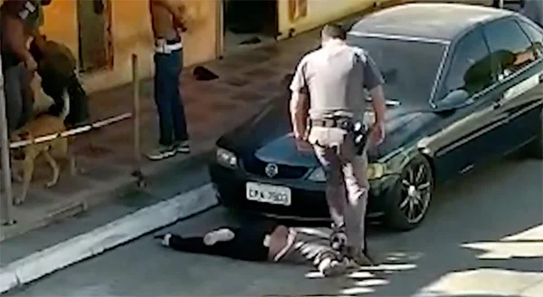 Mulher pisoteada no pescoço por policial vive sob medo de represálias