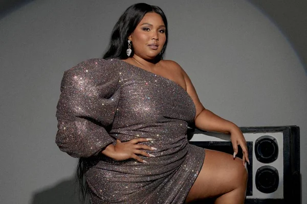 Lizzo posa com vestido assimétrico
