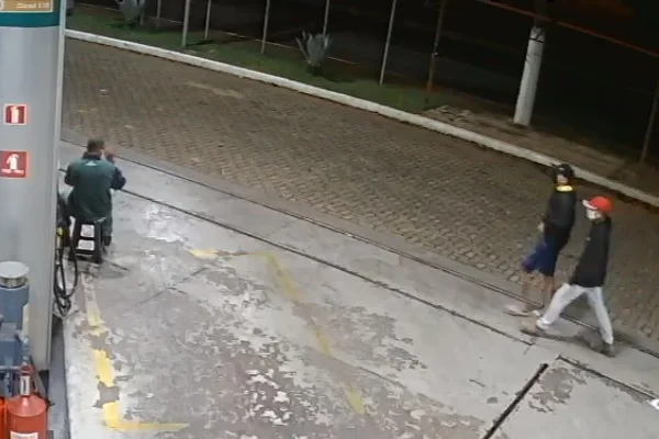 Os adolescentes chegam no posto Os adolescentes chegam no posto