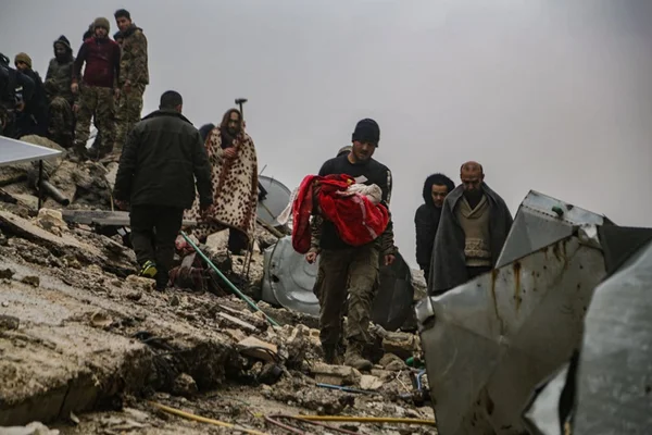 Imagem colorida mostra Operações de busca e resgate são conduzidas em edifícios desmoronados após um terremoto em Aleppo, na Síria - Metrópoles