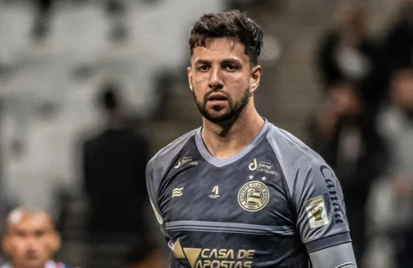 Goleiro manda DM para mulher de torcedor e recebe respostas inusitadas