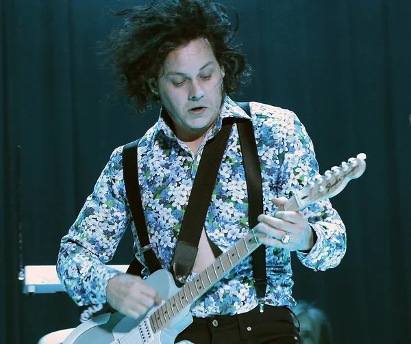 Leia a crítica, ouça o disco: Dinosaur Jr., Frank Ocean e Jack White