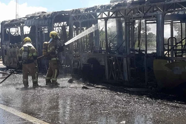 Carcaça ônibus do BRT que pegou fogo na EPIA. Bombeiros jogam jato d'água no veículo