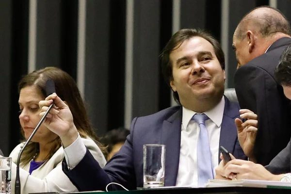 Maia: “É preciso pensar em PEC para reduzir salário de servidores”
