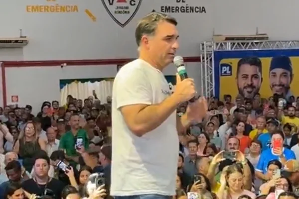 senador Flávio Bolsonaro discursa em evento de pré-campanha em Rondônia.