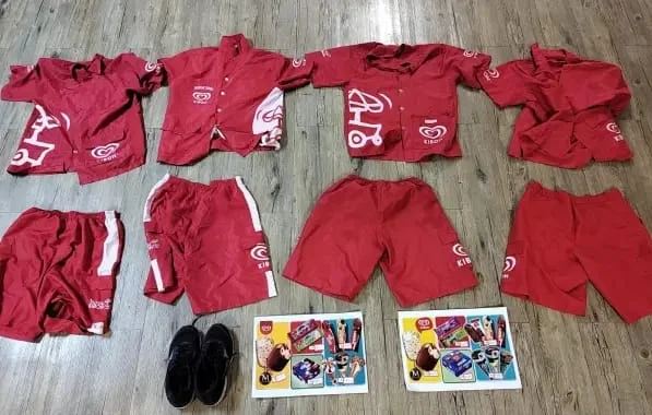 Imagem colorida das roupas de sorveteiros que os sujeitos usavaram para burlar segurança de estádio - Metrópoles