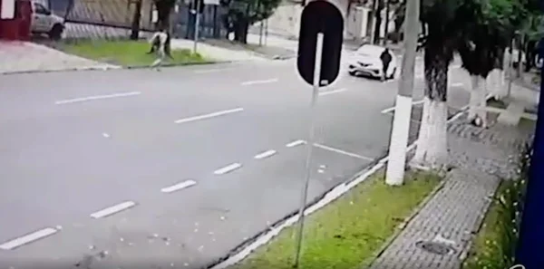 Imagens fortes: marido é esfaqueado pela própria esposa no meio da rua em Curitiba