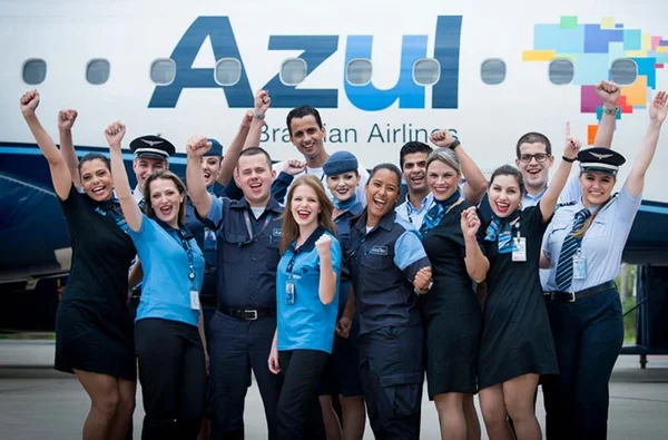 Azul contrata mais de 200 comissários de bordo para o 2º semestre