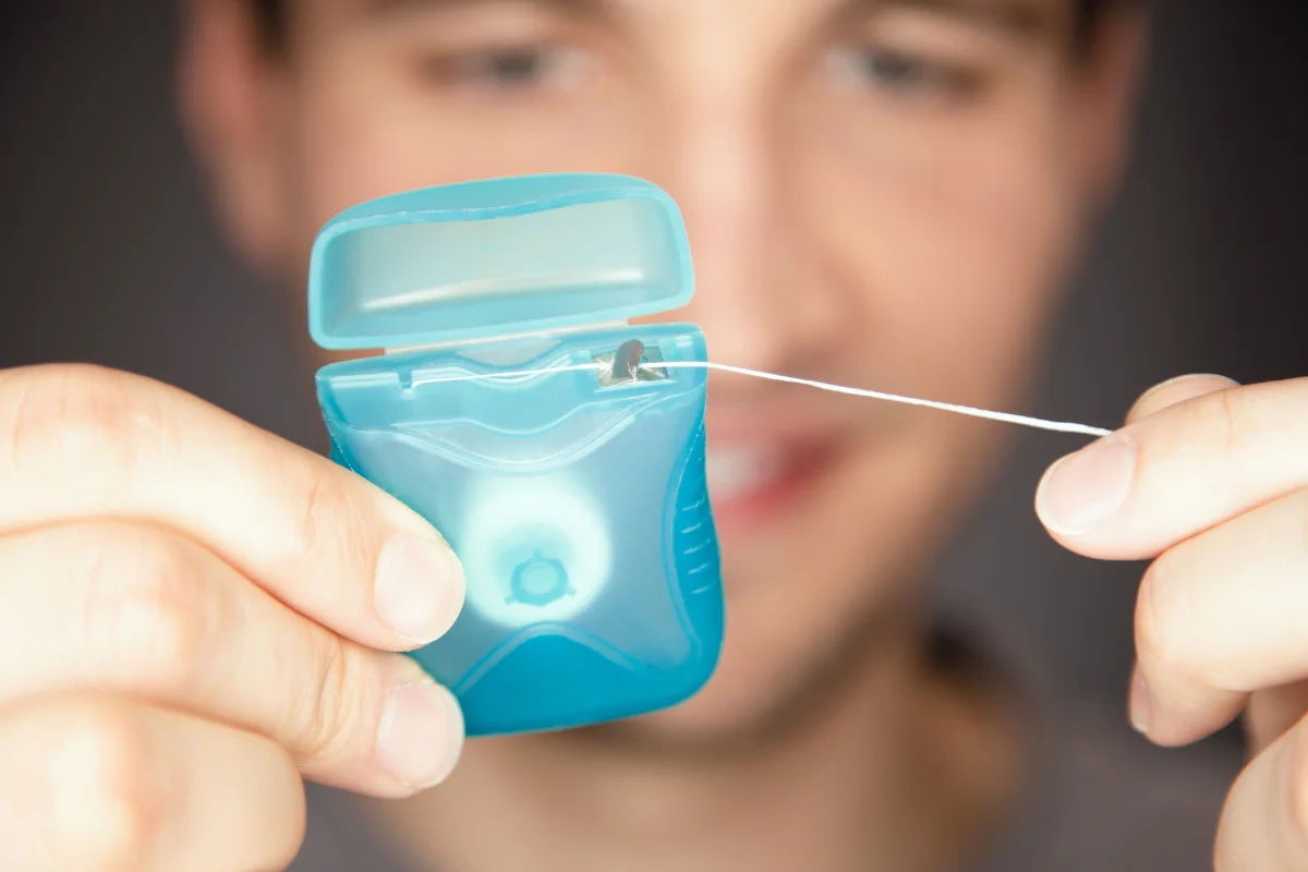 O uso do fio dental é essencial para a manutenção da higiene bucal O uso do fio dental é essencial para a manutenção da higiene bucal
