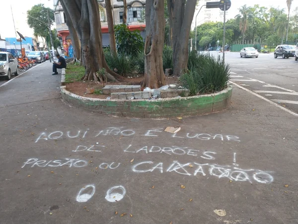 Imagem mostra pichação sobre calçada - Metrópoles