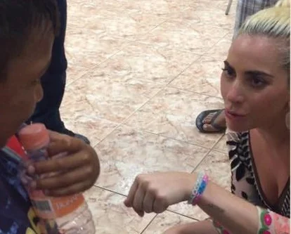 Veja o vídeo: Lady Gaga canta “Born This Way” em orfanato no México