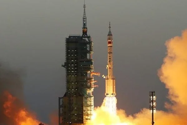 Rússia começa a selecionar de seis a oito astronautas para voos à lua