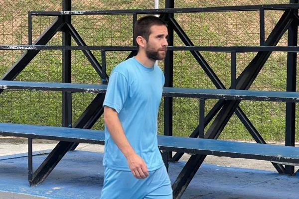 Imagem colorida mostra policial argentino preso na Venezuela - Metrópoles