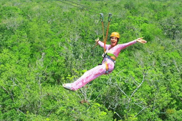A mulher alegou que não podia sair de casa, mas foi vista viajando alegremente
