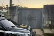 Crime aconteceu no sábado (4/7), quando o adolescente, segundo a Polícia Civil, invadiu uma adega e matou 2 jovens a tiros em Ubatuba Crime aconteceu no sábado (4/7), quando o adolescente, segundo a Polícia Civil, invadiu uma adega e matou 2 jovens a tiros em Ubatuba