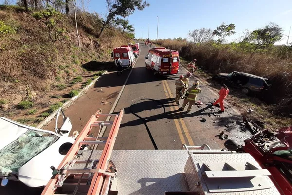 Feriado prolongado começa com grave acidente que bloqueia a DF-140