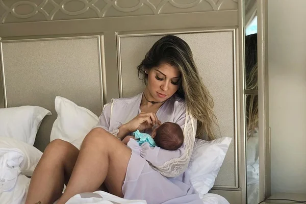 Mayra Cardi assusta fãs ao cobrir rosto da filha: “Vai sufocá-la” - destaque galeria Mayra Cardi assusta fãs ao cobrir rosto da filha: “Vai sufocá-la” - destaque galeria