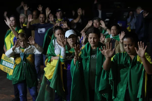 Apoiadores de Jair Bolsonaro realizam, na noite desta quarta-feira (3/9), a terceira vigília em apoio ao ex-presidente