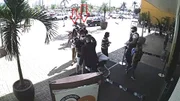 Intregrantes do grupo criminoso chegam ao shopping para cometer furtos Intregrantes do grupo criminoso chegam ao shopping para cometer furtos