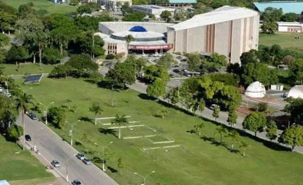 Imagem colorida do prédio da Universidade Federal de Pernambuco (UFPE) - Metrópoles