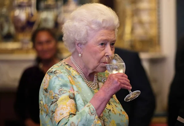Bons drinques podem ser segredo da longevidade de Elizabeth II