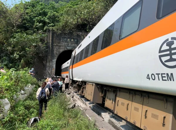 Acidente com trem deixa ao menos 48 mortos e feridos em Taiwan